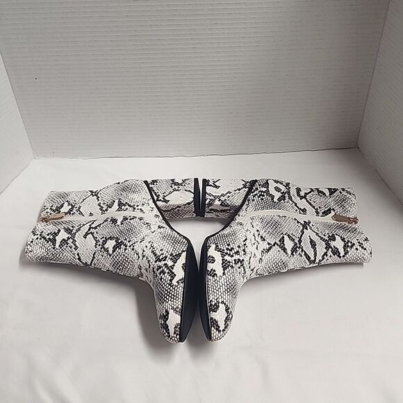 WetKiss Snakeprint Pointed Toe Block Heel Boots Size 8.5 - Picture 3 of 11